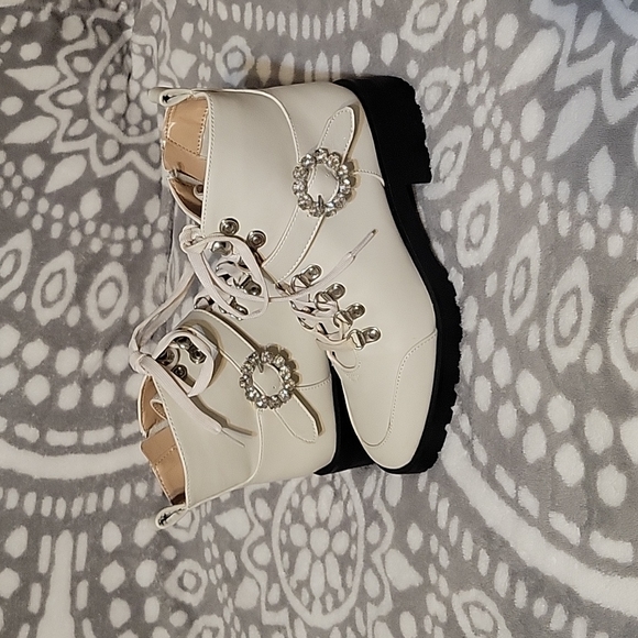 Nanette Lepore cream colored ankel boots. - Picture 4 of 4